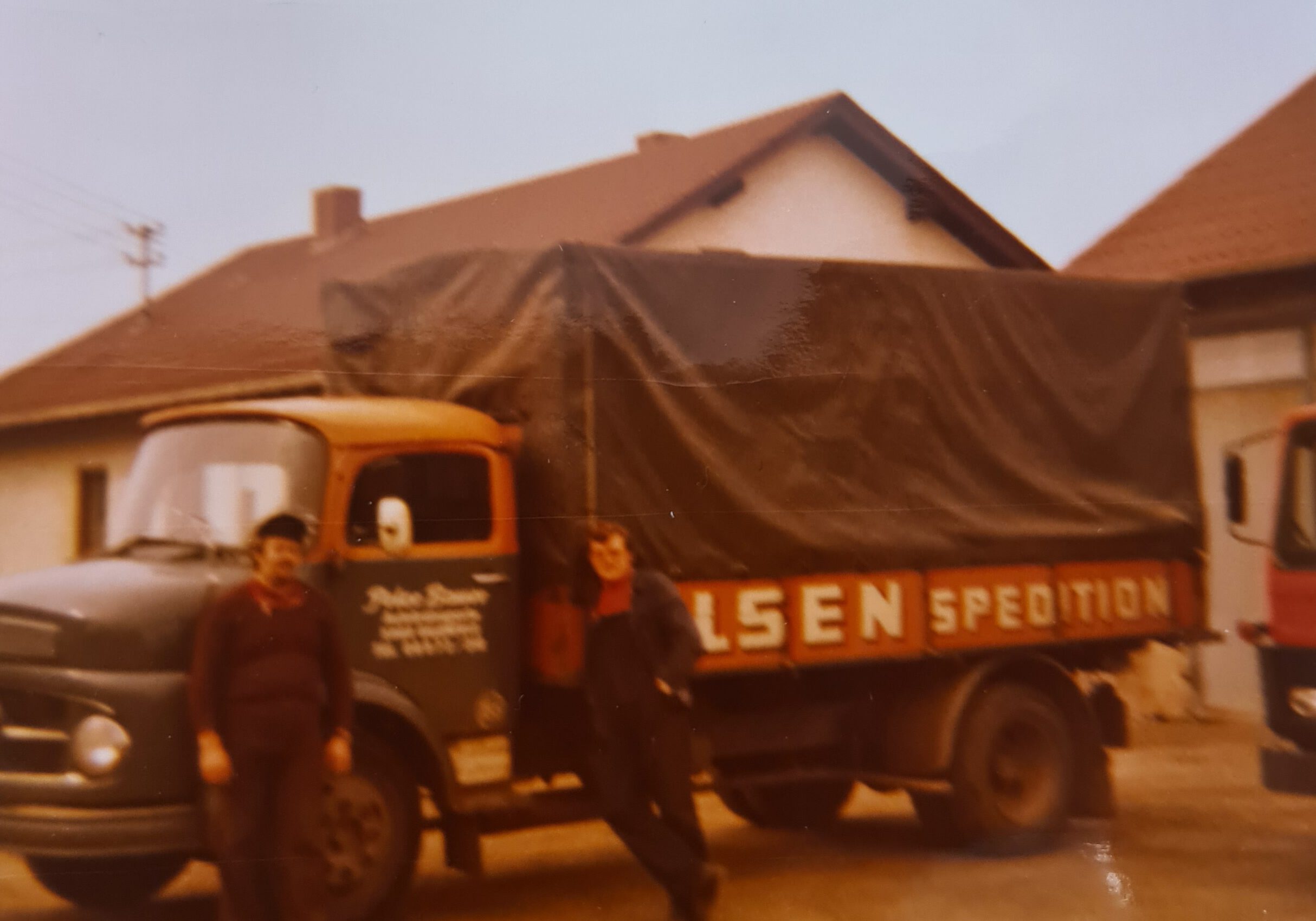 1980_Chronik_im Bild rechts_Bernd Bauer_links_Mitarbeiter